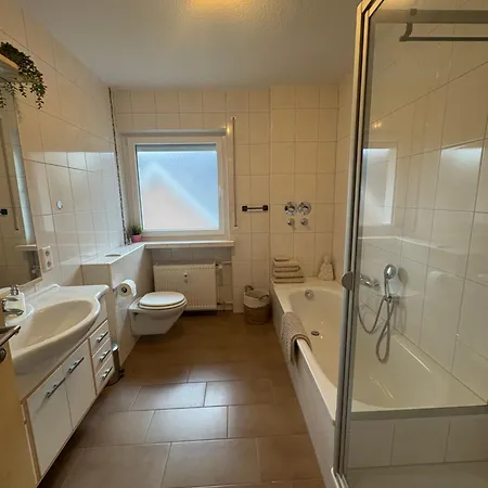 Ruhige, Zentrale 90 Qm In - Parkplatz Inklusive 아파트